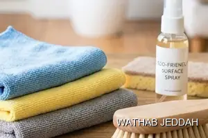 فريق وثاب جدة أثناء جلي وتلميع الأرضيات في حي الرياض بجدة