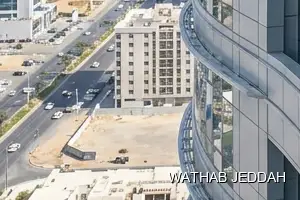 فريق وثاب جدة أثناء تنظيف واجهات زجاج في حي بريمان بجدة