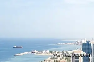 فريق وثاب جدة أثناء تنظيف واجهات زجاج في حي مدائن الفهد بجدة