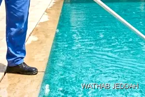 فريق وثاب جدة أثناء تنظيف المسابح في حي النعيم بجدة
